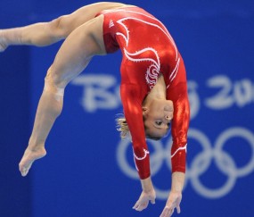 开云在线直播-赛道与屏幕的双重爆炸，切特·霍姆格伦如何用数据统治F1争冠之夜