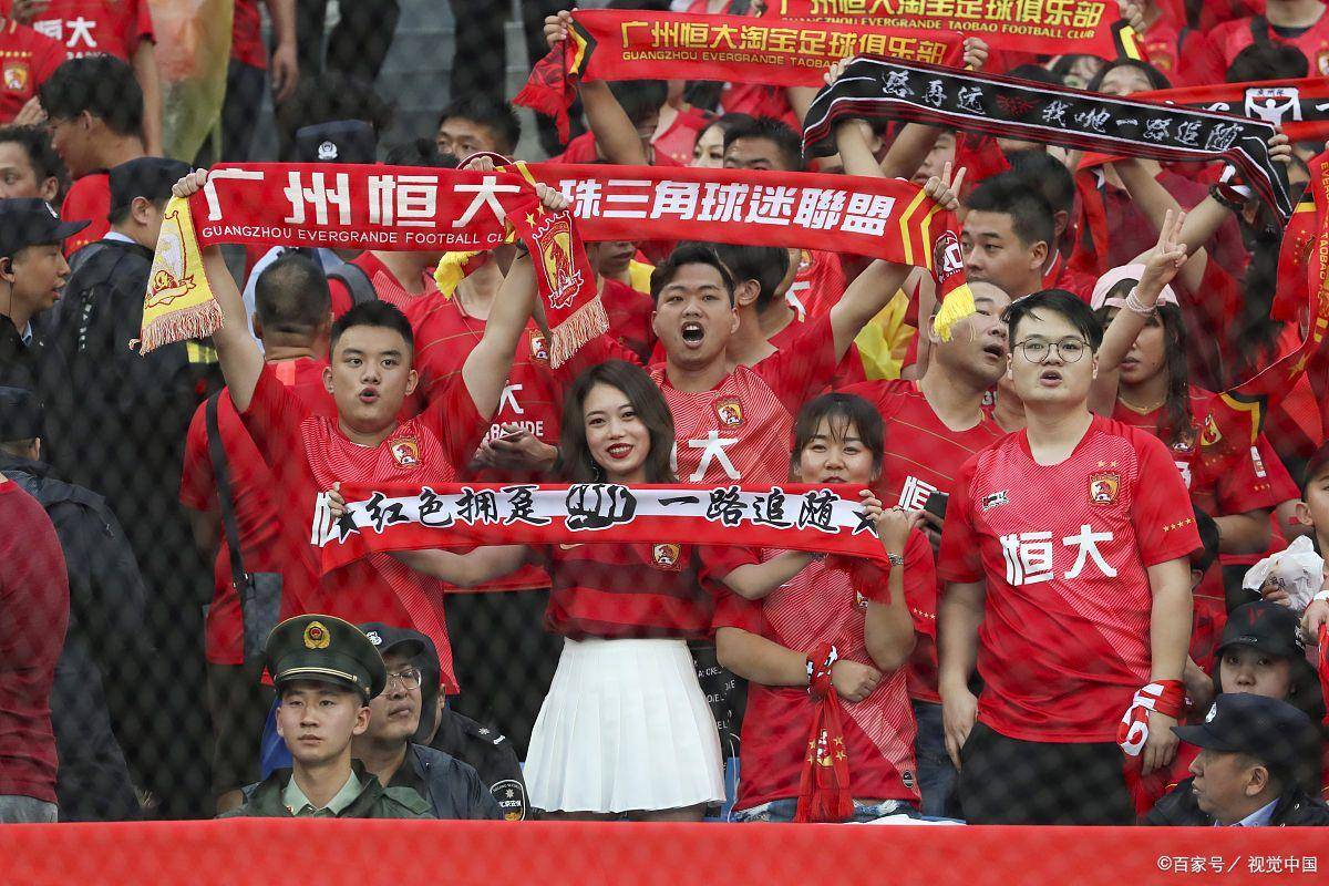 全国足球联赛掀起热潮，球迷狂热支持本土球队