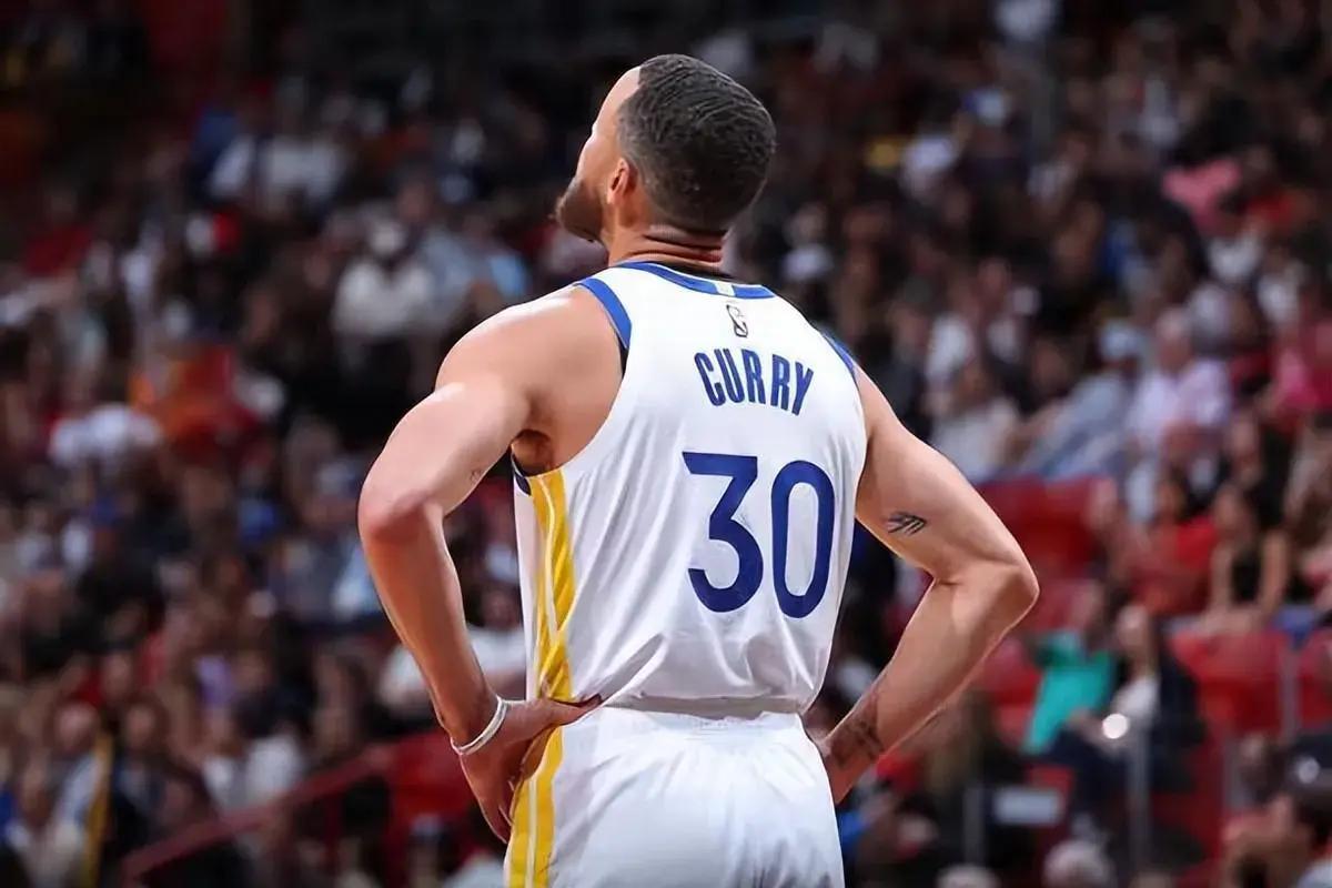 战火蔽日：国际体坛战队对抗胜负悬念