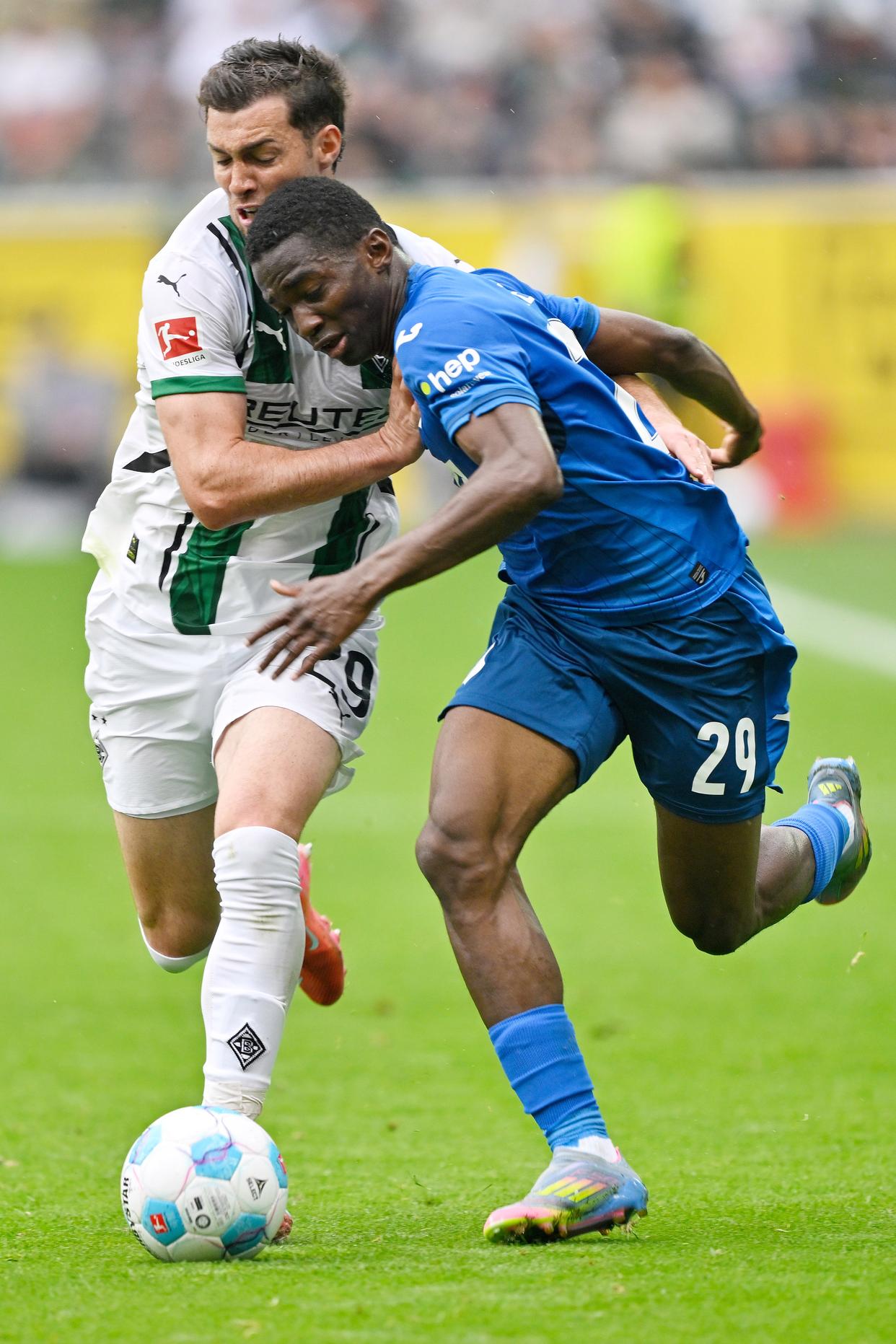 霍芬海姆队夺得比赛成功迈向胜利之路