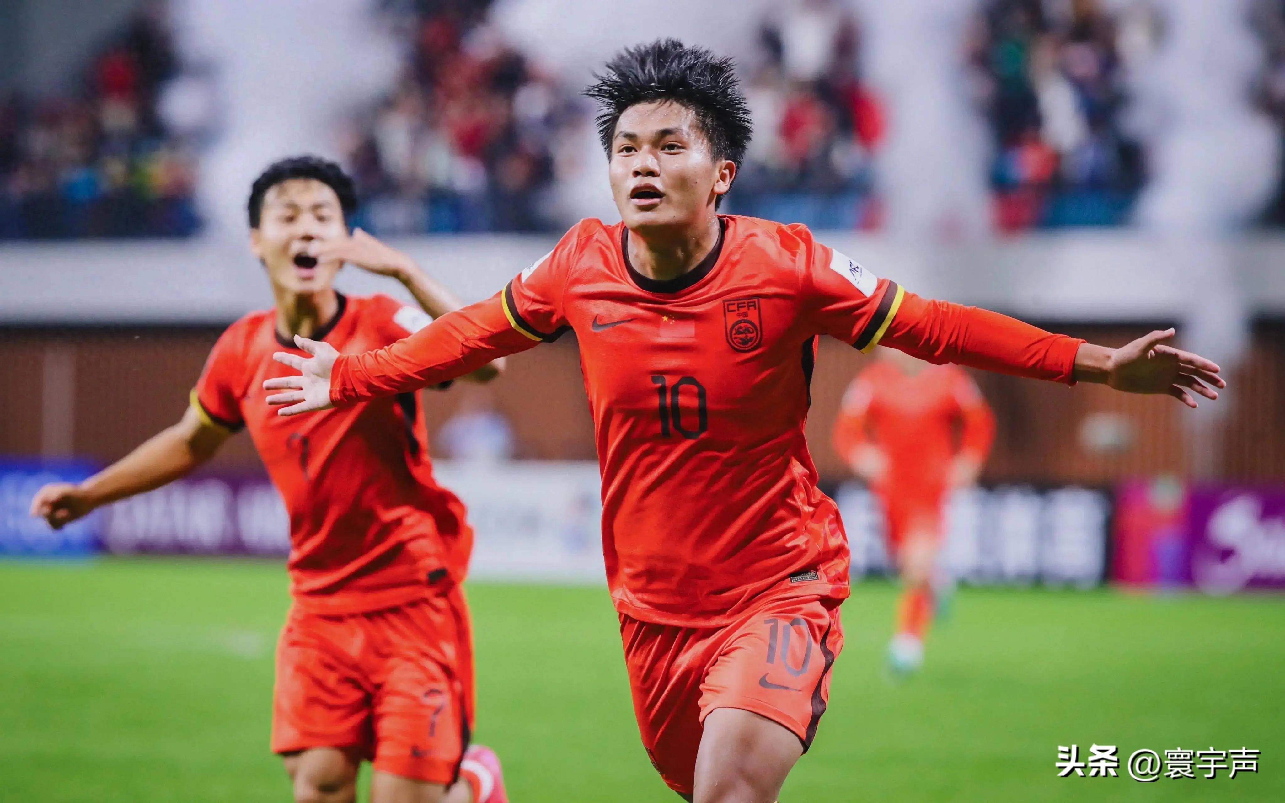 精彩足球赛事中，一支球队瞬间逆袭取得胜利