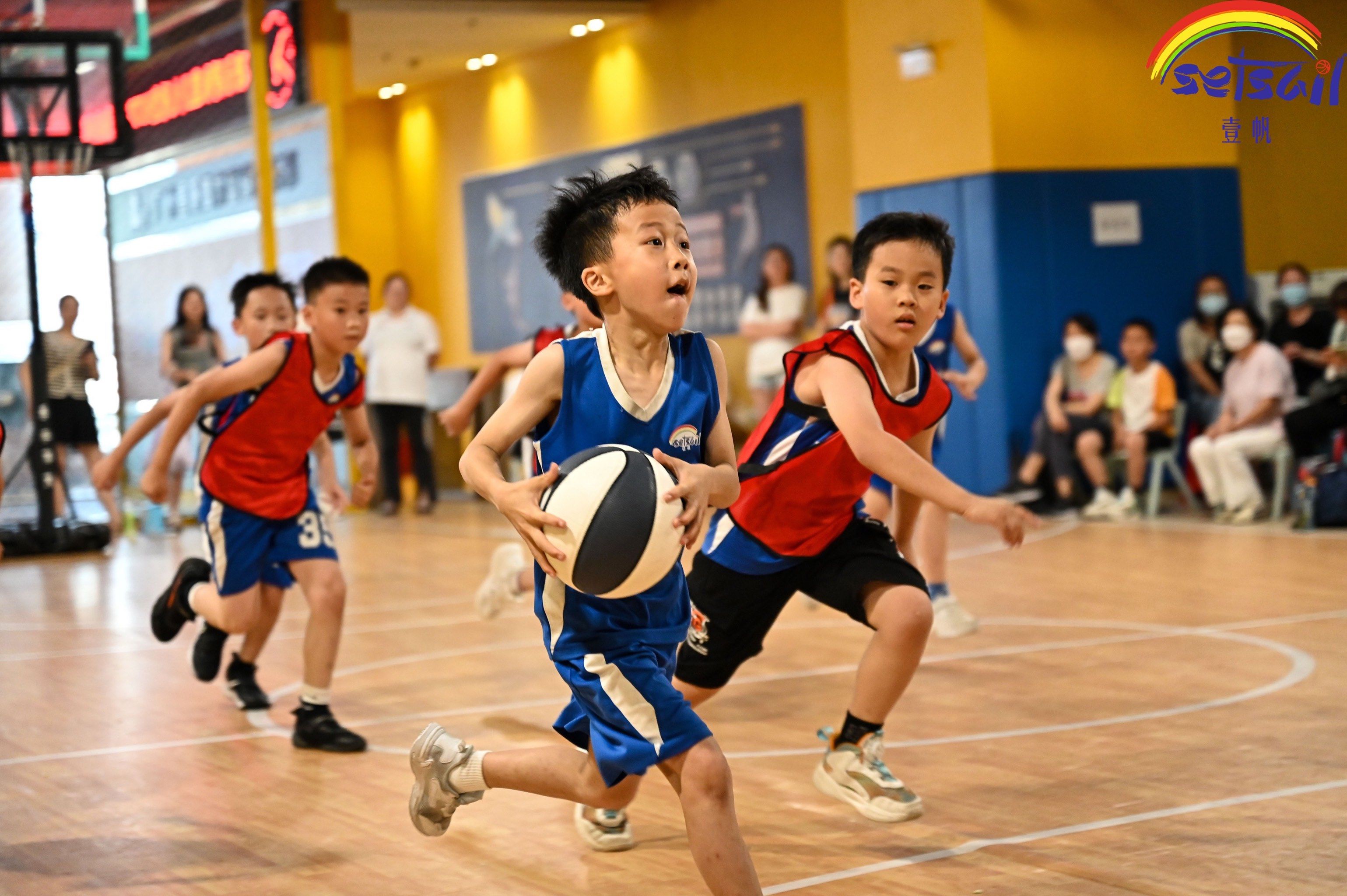热爱篮球的少年儿童开启运动之旅
